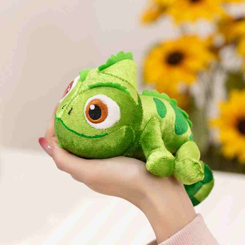 High-ROI cute chameleon soft toy held comfortably in one hand, highlighting its portable size and appeal for claw machine prizes.