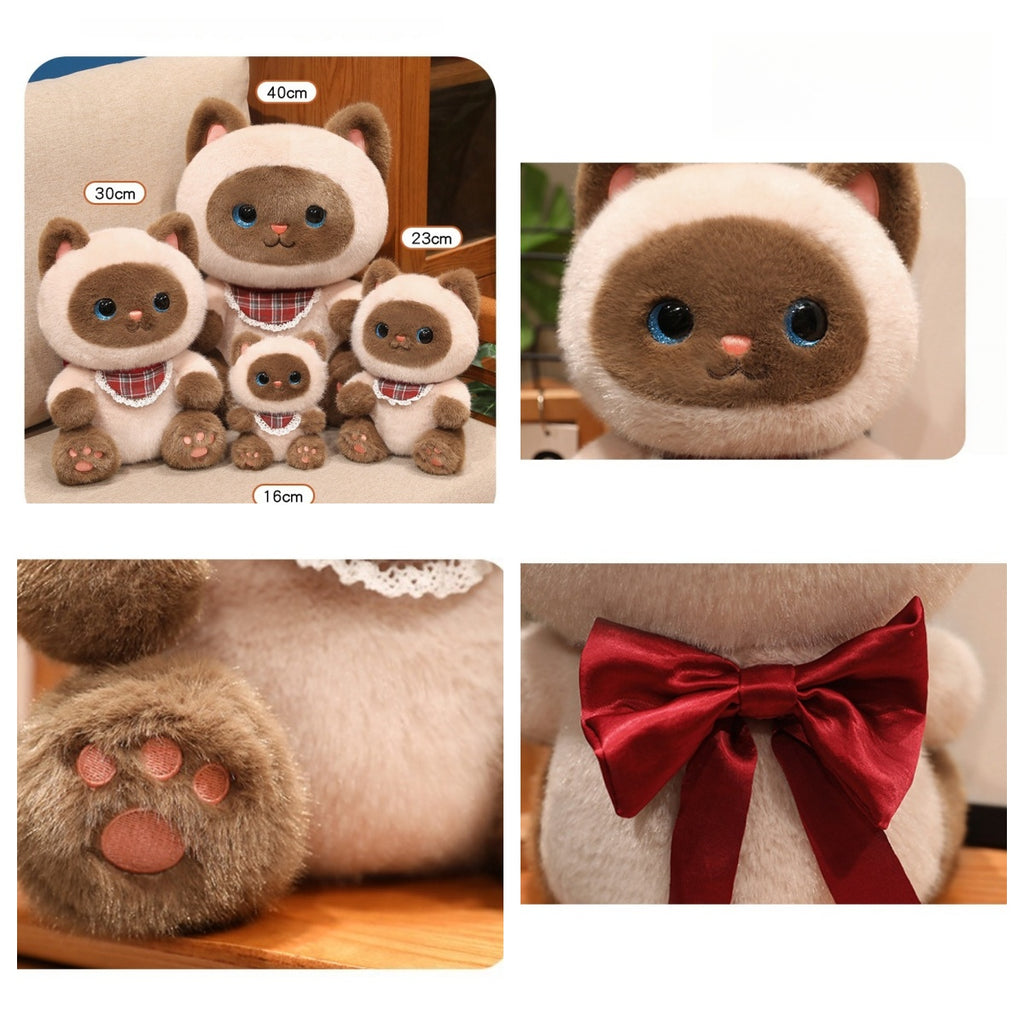 A detailed size guide for the Siamese cat stuffed animal showing four sizes ranging from 16cm to 40cm, alongside close-up photos of its blue eyes, embroidered paw pads, and red satin bow.