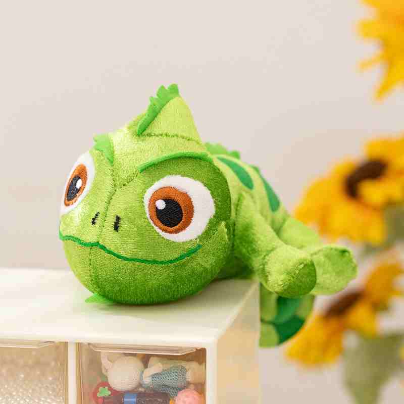 Trending green chameleon stuffed animal with detailed back spots and a curled tail, perfect for low MOQ mixed-carton wholesale sourcing.