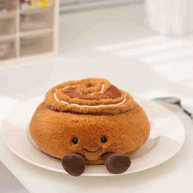Premium cinnamon roll plushie with golden-baked micro-velour texture, ideal for global retail and custom sourcing partners.
