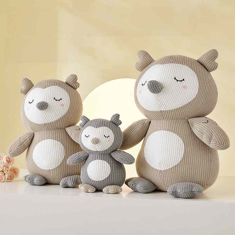 Wholesale knitted owl plush toy family set in beige and grey for global B2B nursery decor sourcing.